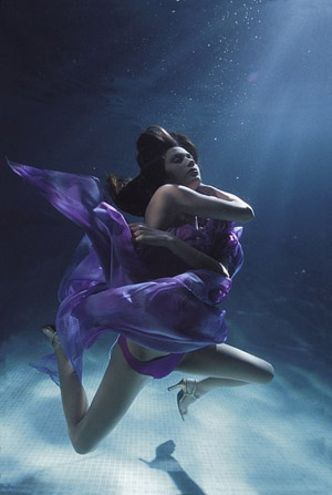 Fille dans une piscine XD